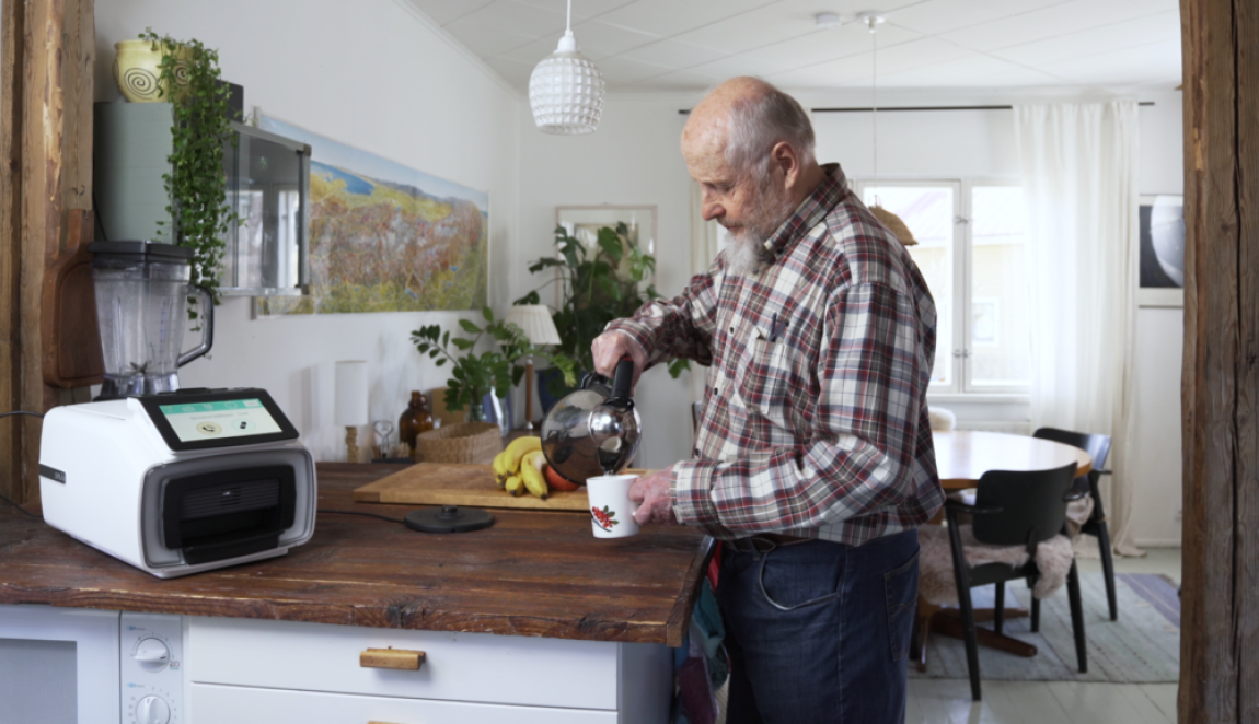 Seniori kotona kahvikuppi kädessä