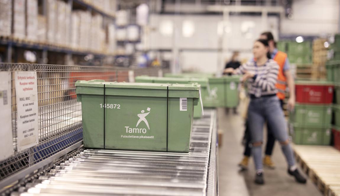 Tamron logistiikkakeskuksessa lääkkeet keräillään vihreisiin muovilaatikoihin