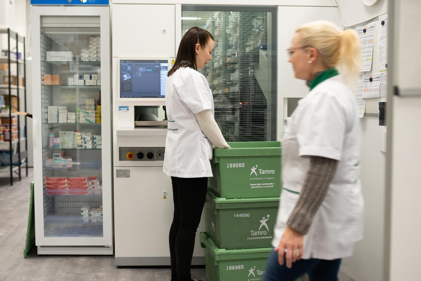 valmisteiden purkua tamron vihreästä laatikosta apteekin takatiloissa