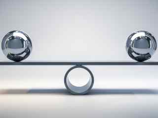 Tasapainolaudan molemmissa päissä saman kokoiset metallinhohtoiset pallot.