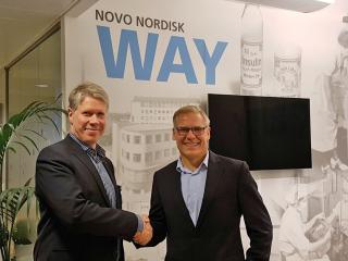 Tamron ja Novo Nordiskin toimitusjohtajat kättelevät.