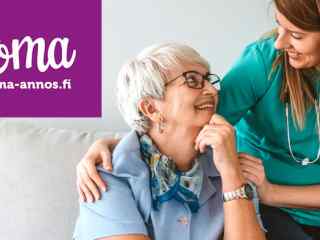 Kuvassa vanhus kotihoitajan kanssa ja teksti oma-annos.fi.