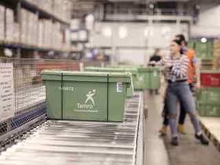 Tamron logistiikkakeskuksessa lääkkeet keräillään vihreisiin muovilaatikoihin