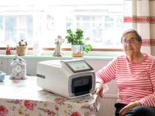 smila_laite-sylvi_lamminpää_istuu_vieressä